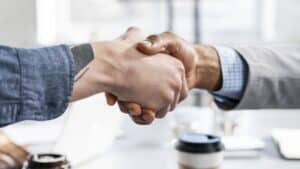 gens-d-affaires-travaillant-ensemble